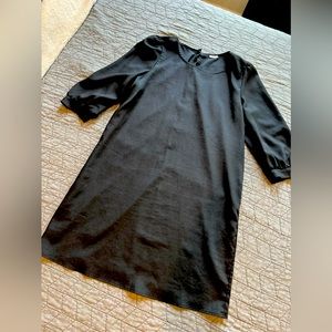 🖤CHARMING CHARLIE🖤 sheath dress. Precious button detail on back.
